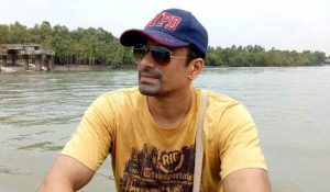 অন্যতম মুখ্য চরিত্রে