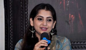 ওয়েব ক্যামের দিকে তাকিয়ে গান