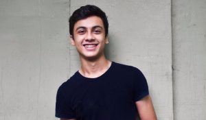 কেন্দ্রীয় চরিত্রে