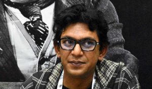 পিছনের সারিতে চলে যেতে