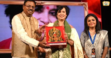 ‘শিকল ভাঙার গল্প’-এ তসলিমা নাসরিন, কলকাতায় ঊমা সম্মান প্রদান