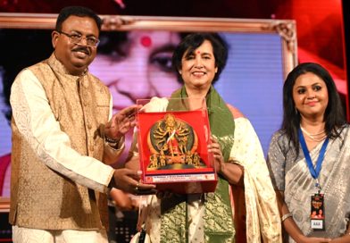 ‘শিকল ভাঙার গল্প’-এ তসলিমা নাসরিন, কলকাতায় ঊমা সম্মান প্রদান